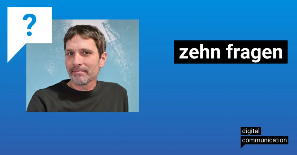 Bild von Christian Klar auf blauem Untergrund mit Text "Zehn Fragen"