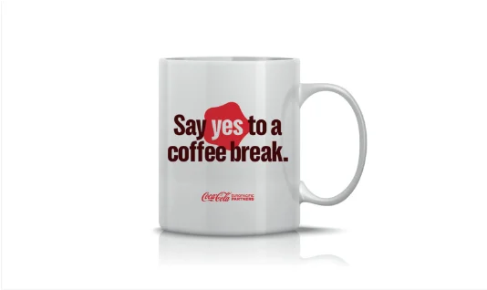 Weiße Kaffeetasse mit rotem Schriftzug: „Say yes to a coffee break.“ und Coca-Cola Logo darunter.